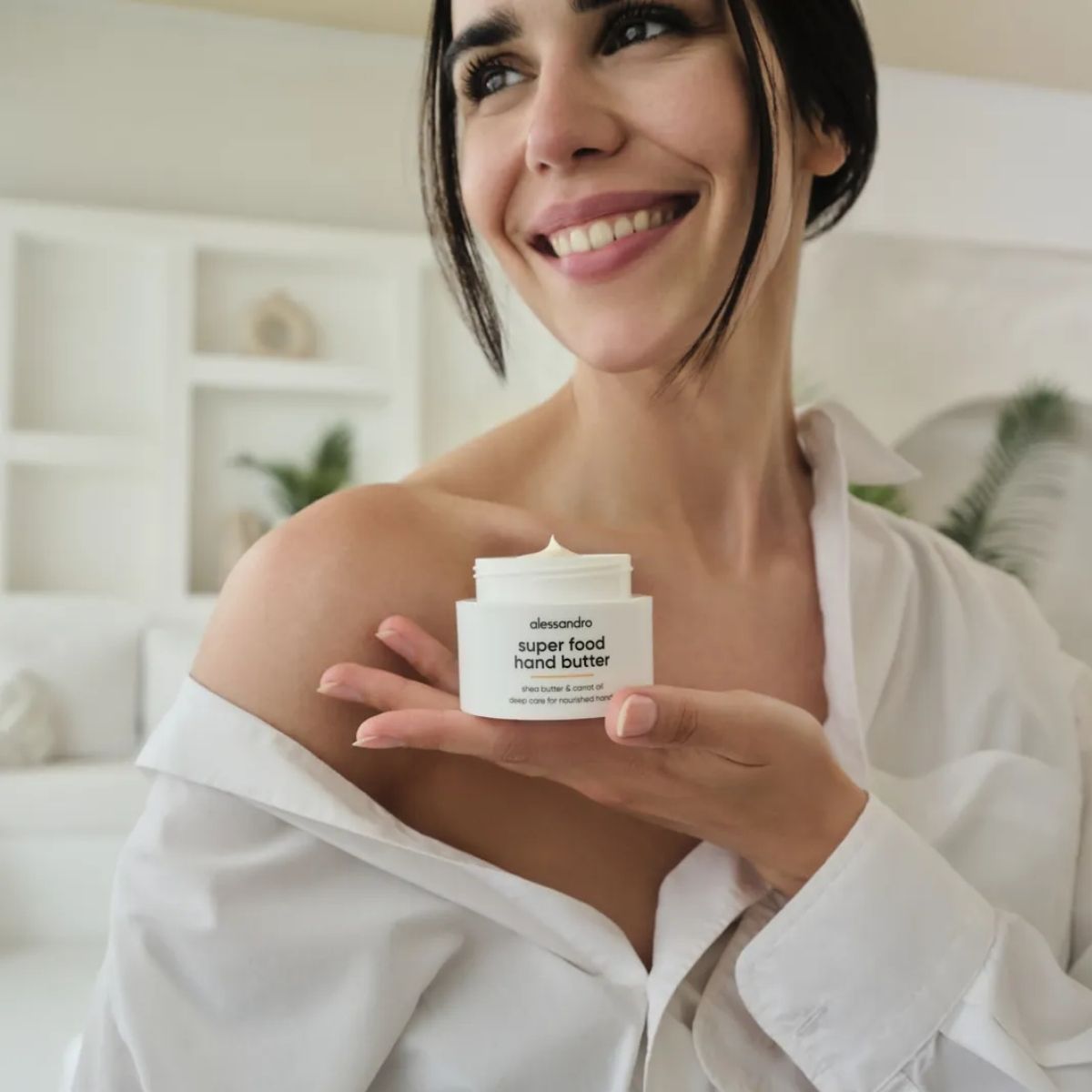 Масло за ръце Alessandro Super Food Hand Butter в отворена опаковка, държана в ръка