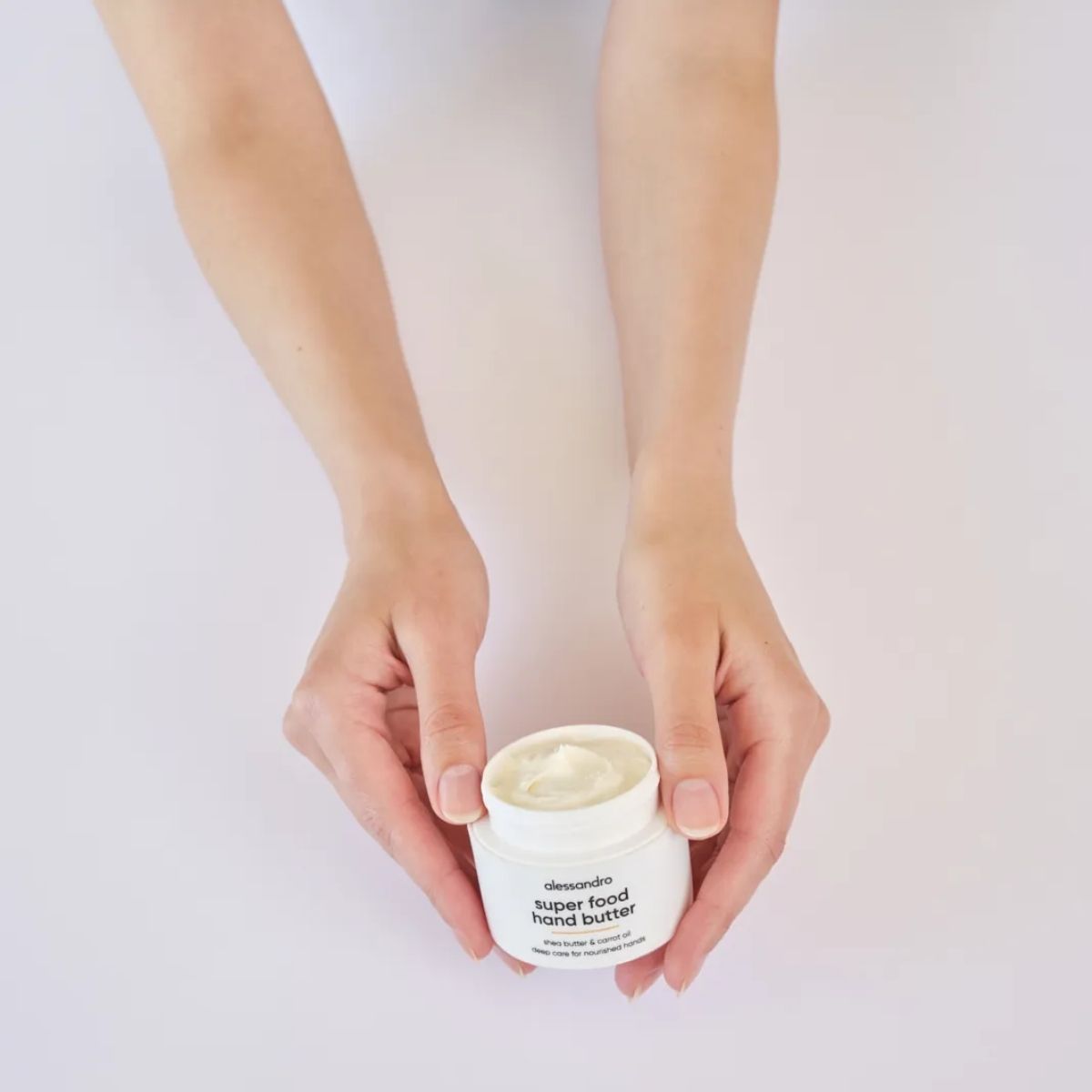 Отворено масло за ръце Alessandro Super Food Hand Butter с видима кремообразна текстура