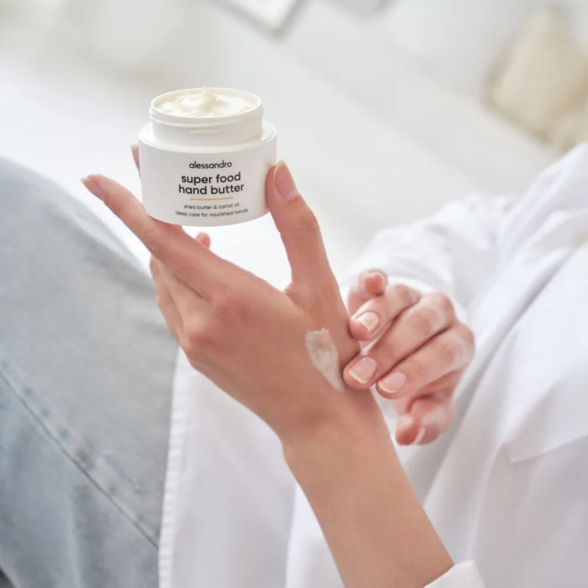 Нанасяне на Alessandro Super Food Hand Butter върху горната част на ръката
