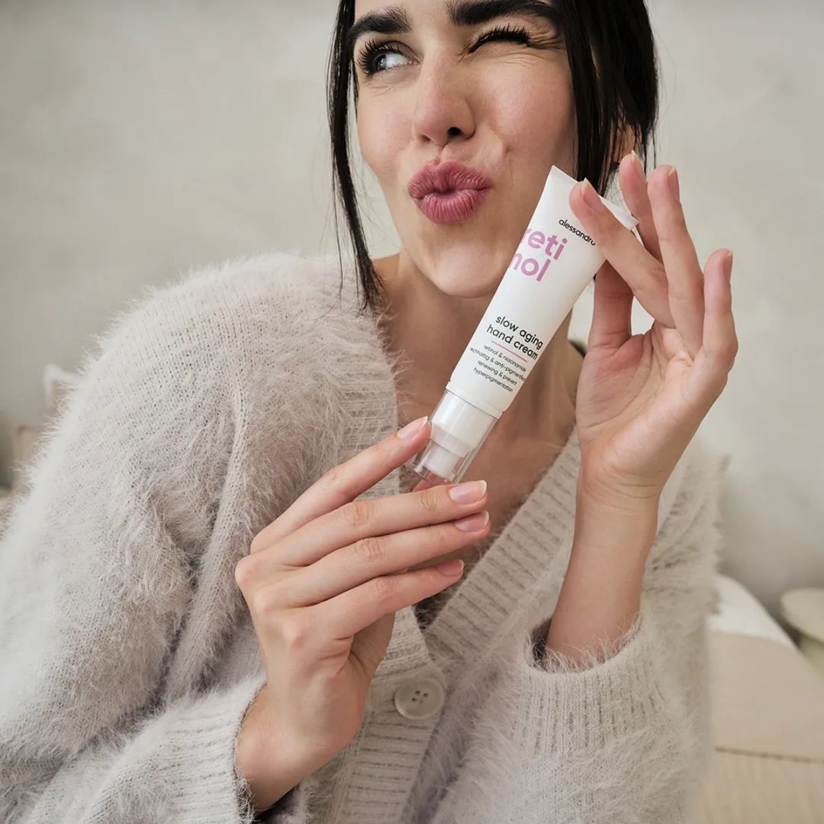Крем за ръце Alessandro Retinol Slow Aging, държан в ръце